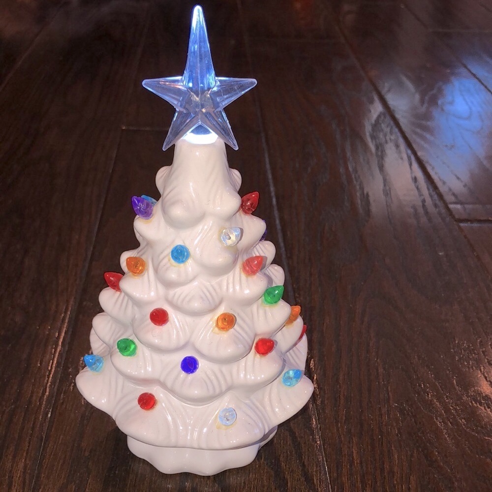Small ceramic white Christmas tree that lights up - Picture 7 of 7